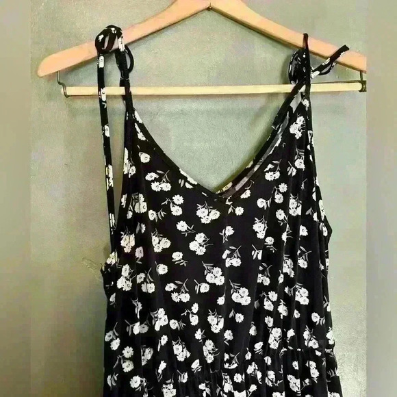 Ditzy Floral tie Top Wide Leg Romper with Pockets, Size L - Picture 3 of 5